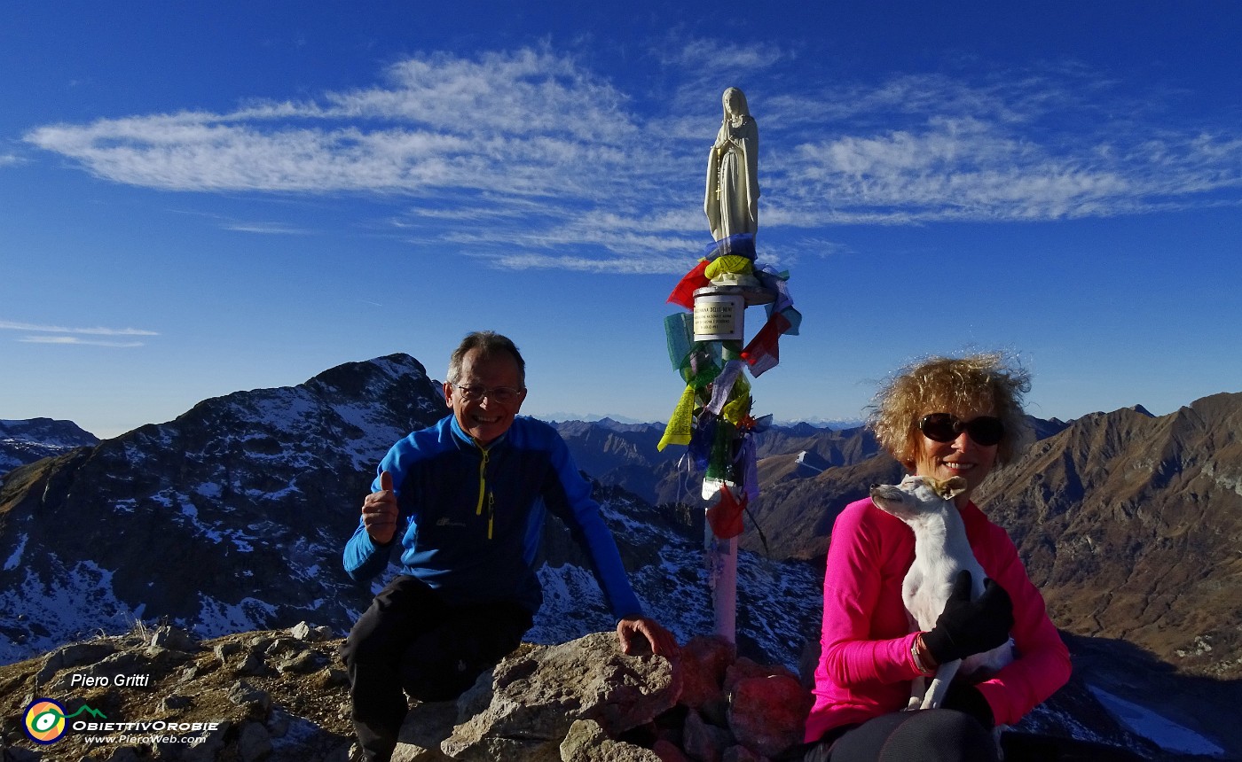 02 In vetta al Madonnino (2501 m) con Cabianca e Masoni sullo sfondo.JPG -                                